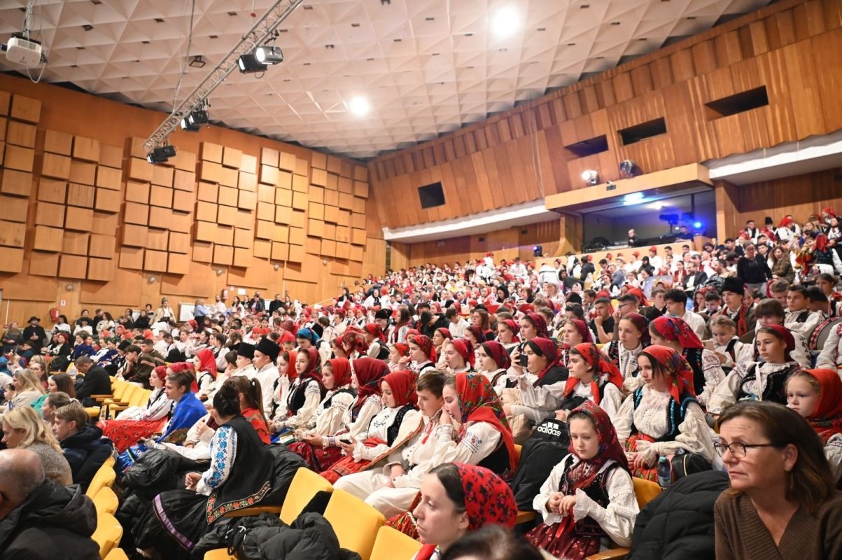 47 de formaţii bihorene pe scena Festivalului „Noi umblăm a colinda”, la Oradea 318414