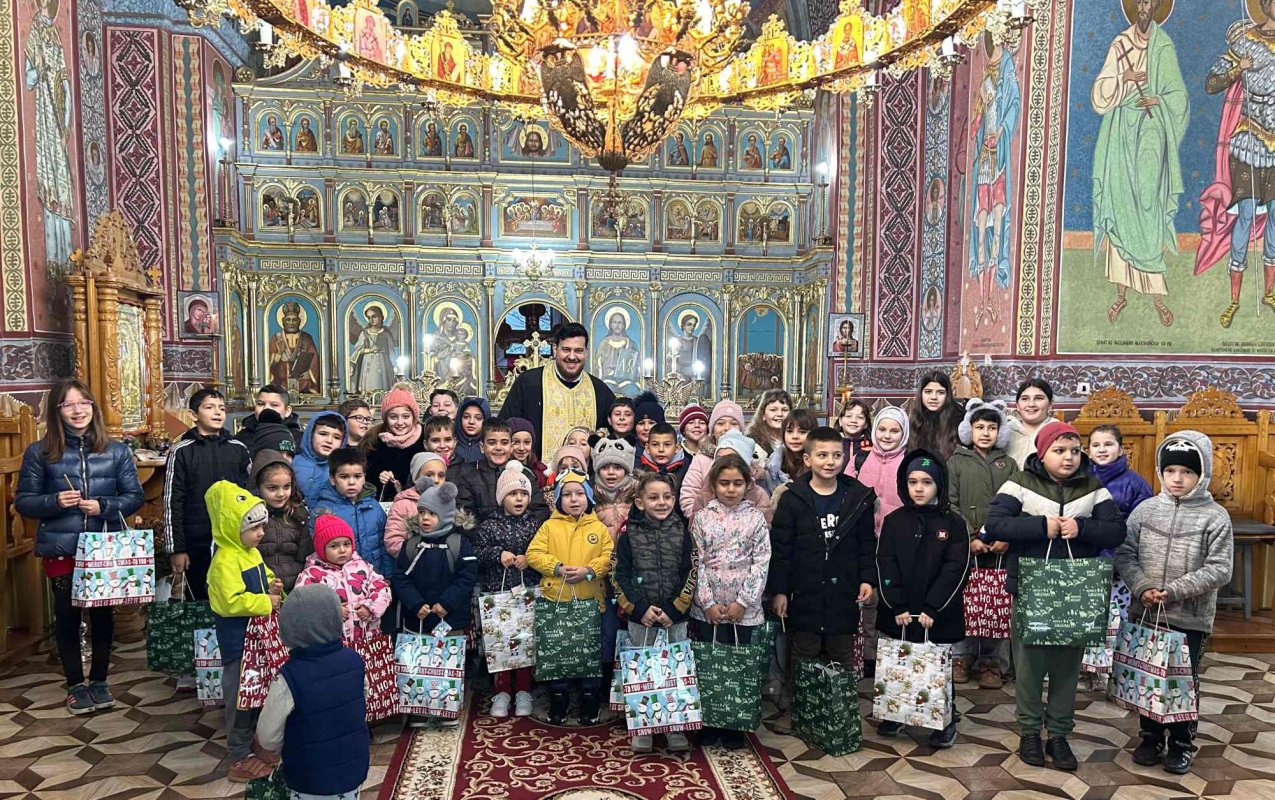 Bucurii pentru cei mici și prezență a sfinților vindecători într‑o parohie din Prahova 318440
