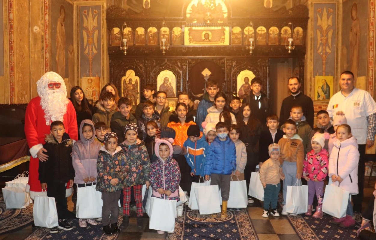 Campania „Crăciunul la sat” a voluntarilor Paraclisului Catedralei Naționale 318436