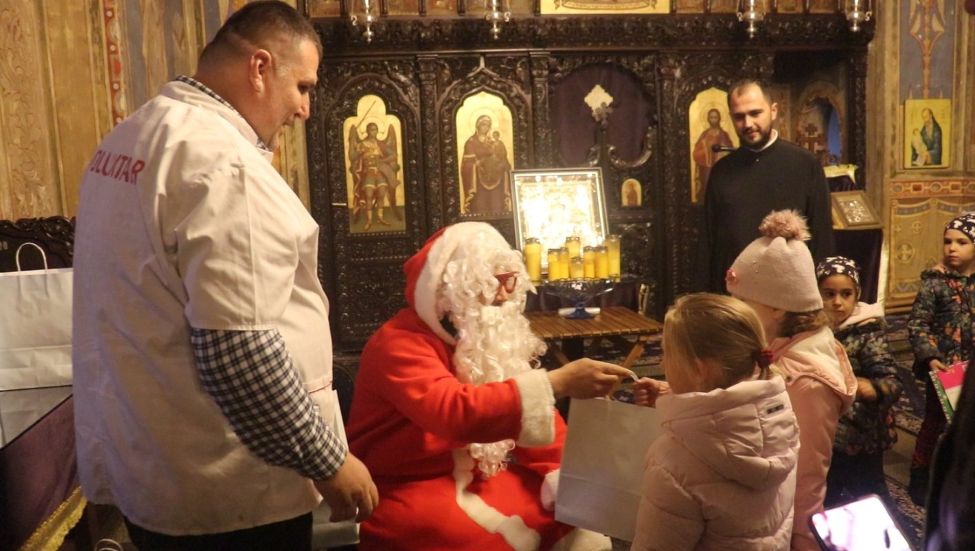 Campania „Crăciunul la sat” a voluntarilor Paraclisului Catedralei Naționale 318438