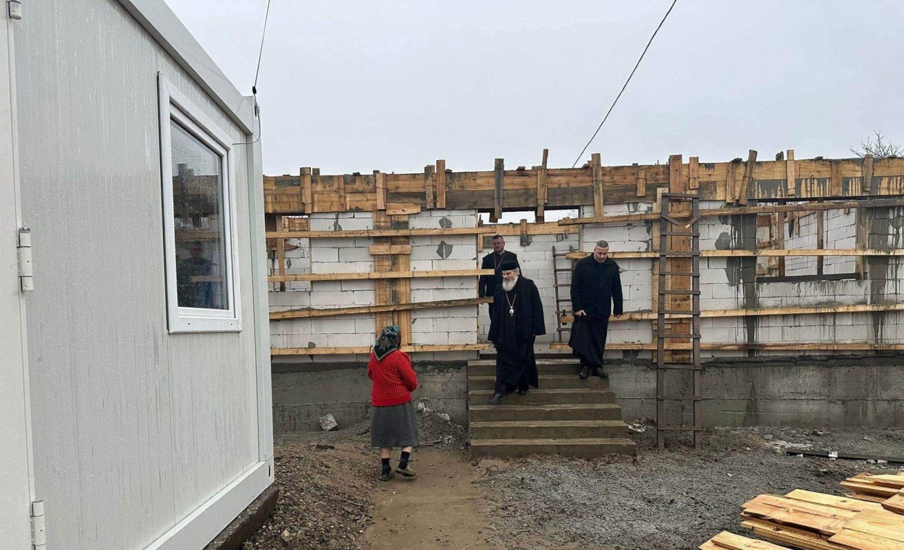 Ierarhul Hușilor a vizitat șantierele unor case ale victimelor inundațiilor 318559