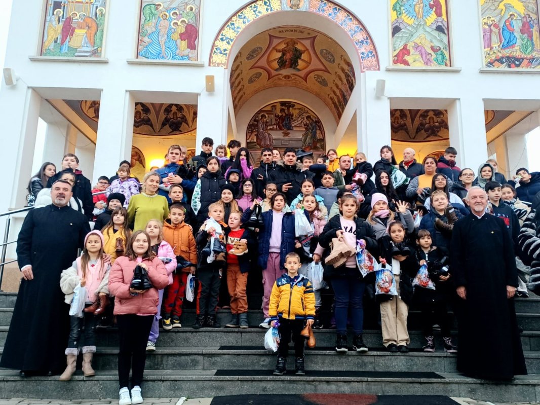 Încălțăminte pentru copii oferită de o parohie din Timișoara 318581