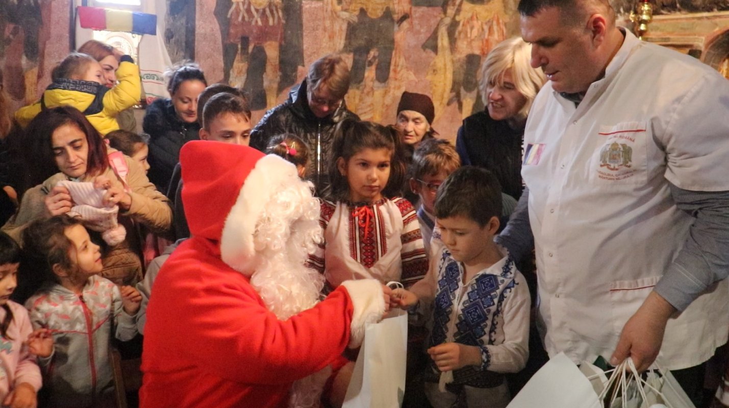 Campania „Crăciunul la sat” aduce bucurie copiilor din Prahova 318721
