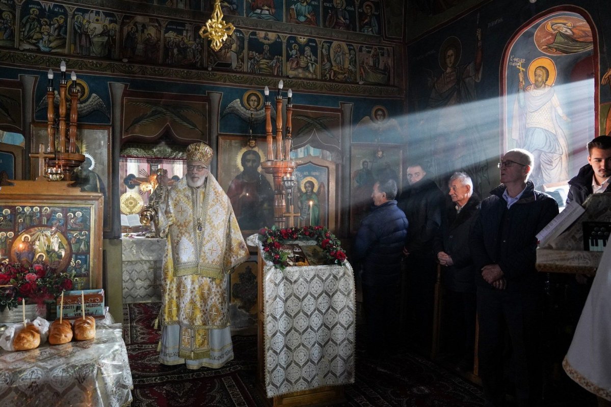 Binecuvântarea noii capele mortuare a parohiei argeșene Oiești Pământeni 318874