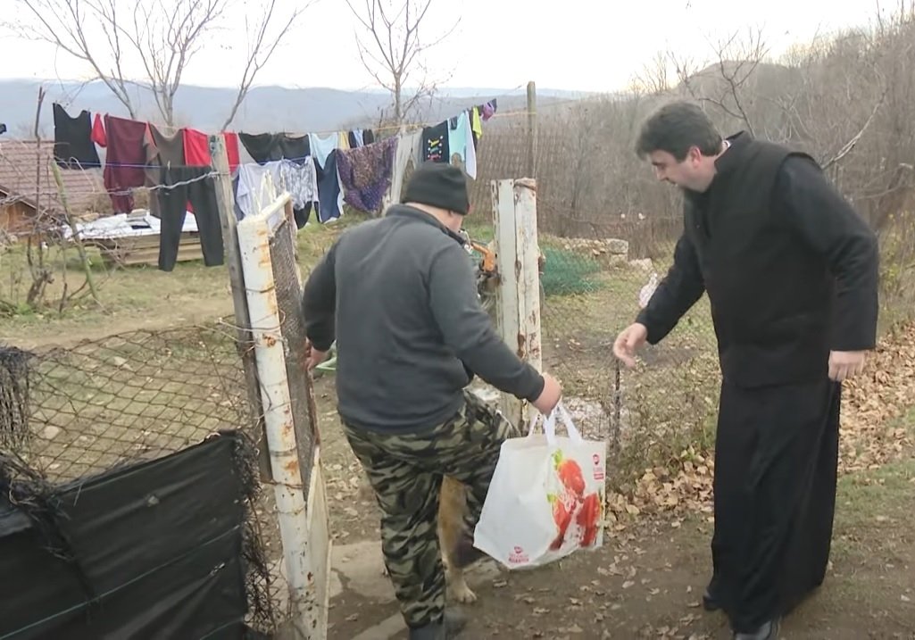 Arhiepiscopia Bucureștilor alături de persoane defavorizate din Prahova 318970