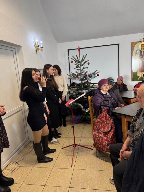 Concert de colinde şi acţiune filatropică la o cantină socială din Capitală 319147