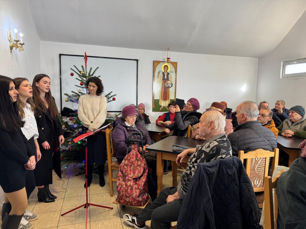 Concert de colinde şi acţiune filatropică la o cantină socială din Capitală 319148