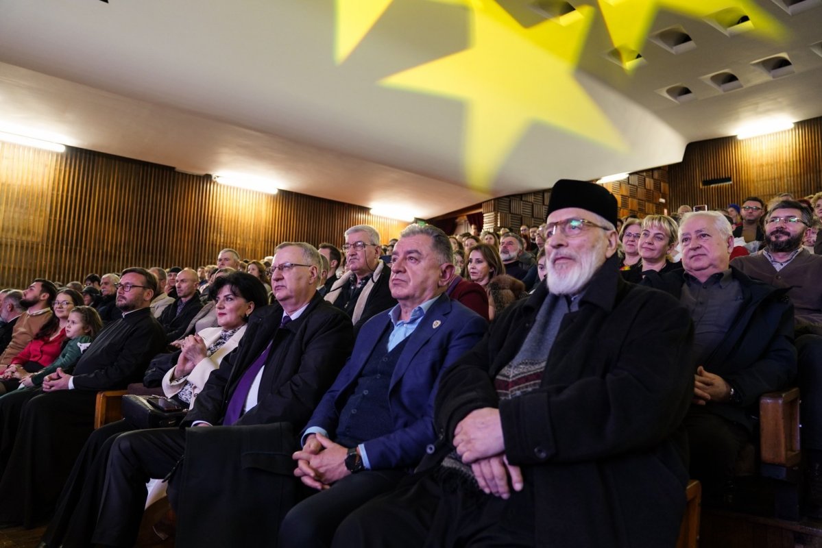 Concertul caritabil de colinde „Dar din dar” la Pitești  319143