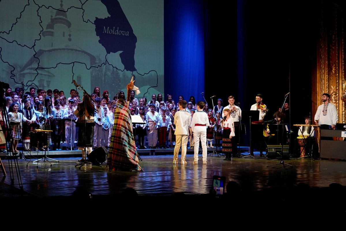 Gala de Crăciun a Liceului „Varlaam Mitropolitul”, la Teatrul Național din Iași 319118