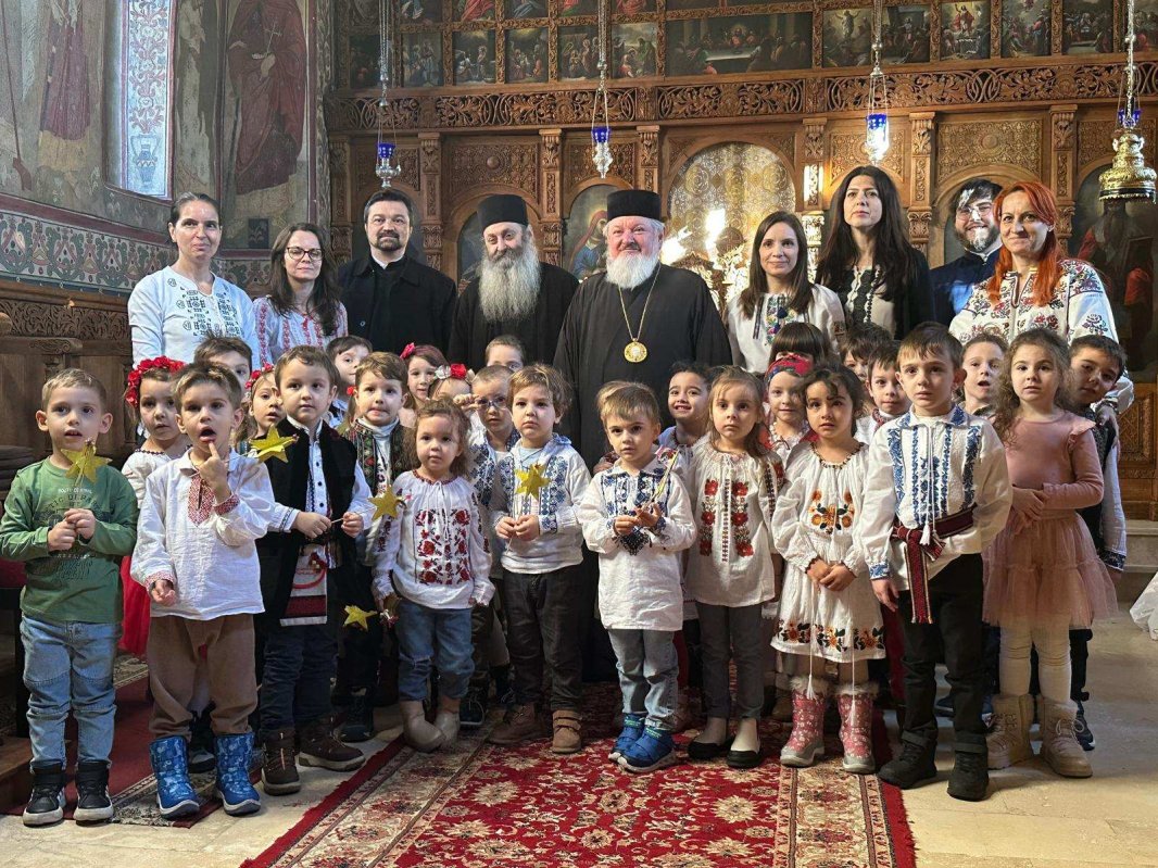 Micii colindători au fost primiți la Mănăstirea Antim 319255