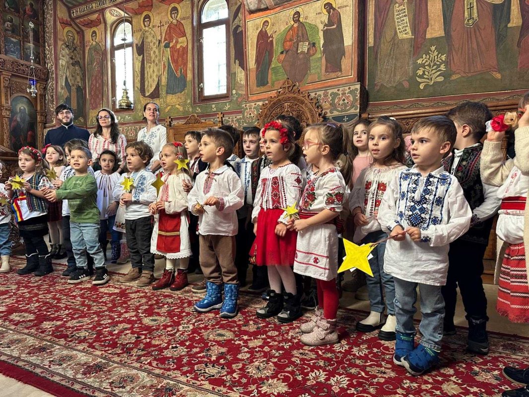 Micii colindători au fost primiți la Mănăstirea Antim 319256