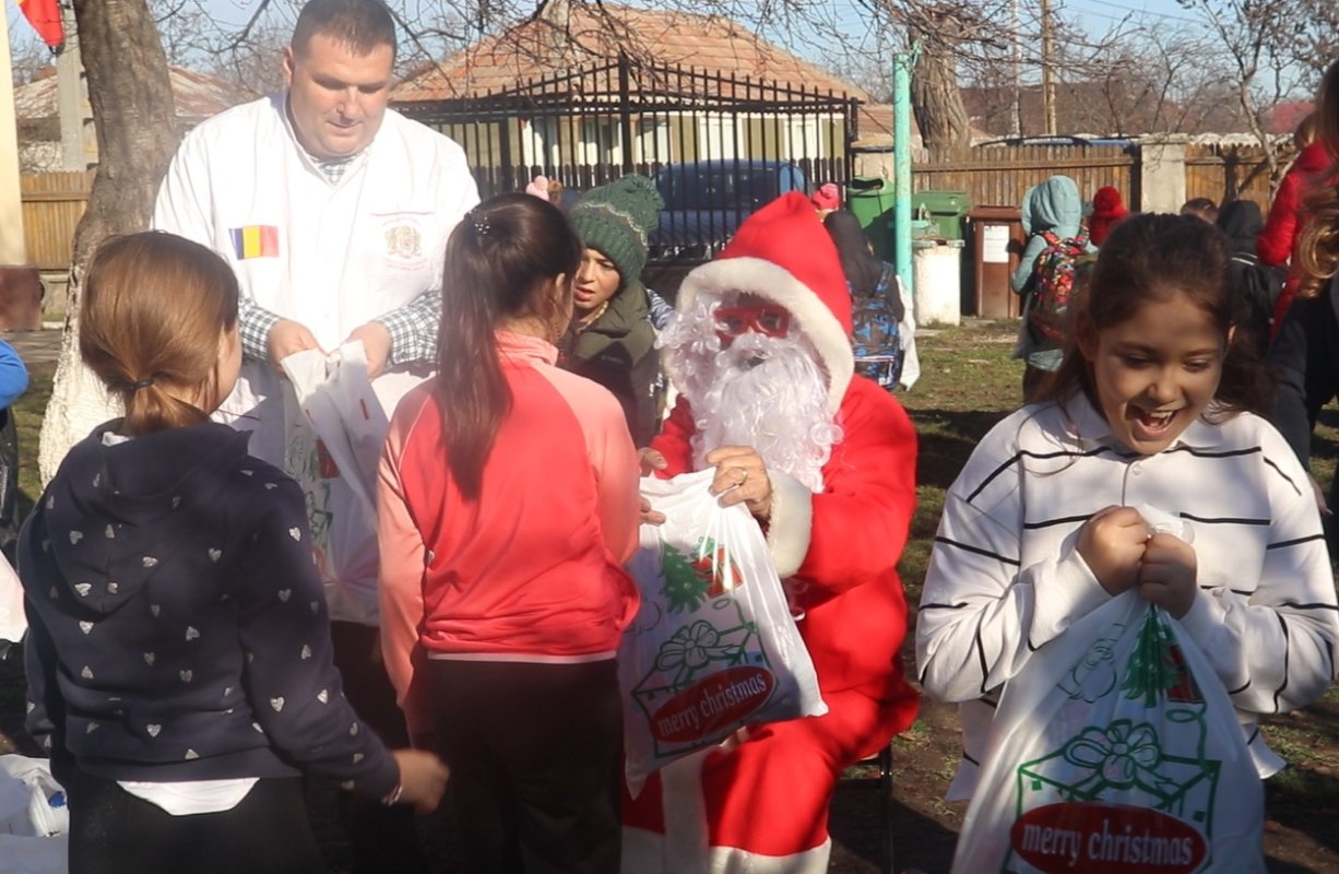 Ajutoare pentru copii prahoveni din partea voluntarilor Catedralei Naționale 319423