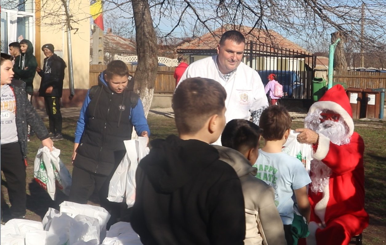 Ajutoare pentru copii prahoveni din partea voluntarilor Catedralei Naționale 319424
