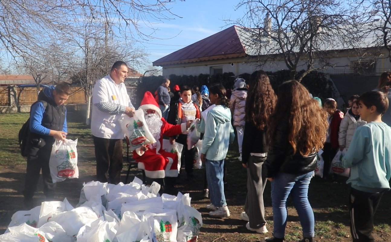 Ajutoare pentru copii prahoveni din partea voluntarilor Catedralei Naționale 319425