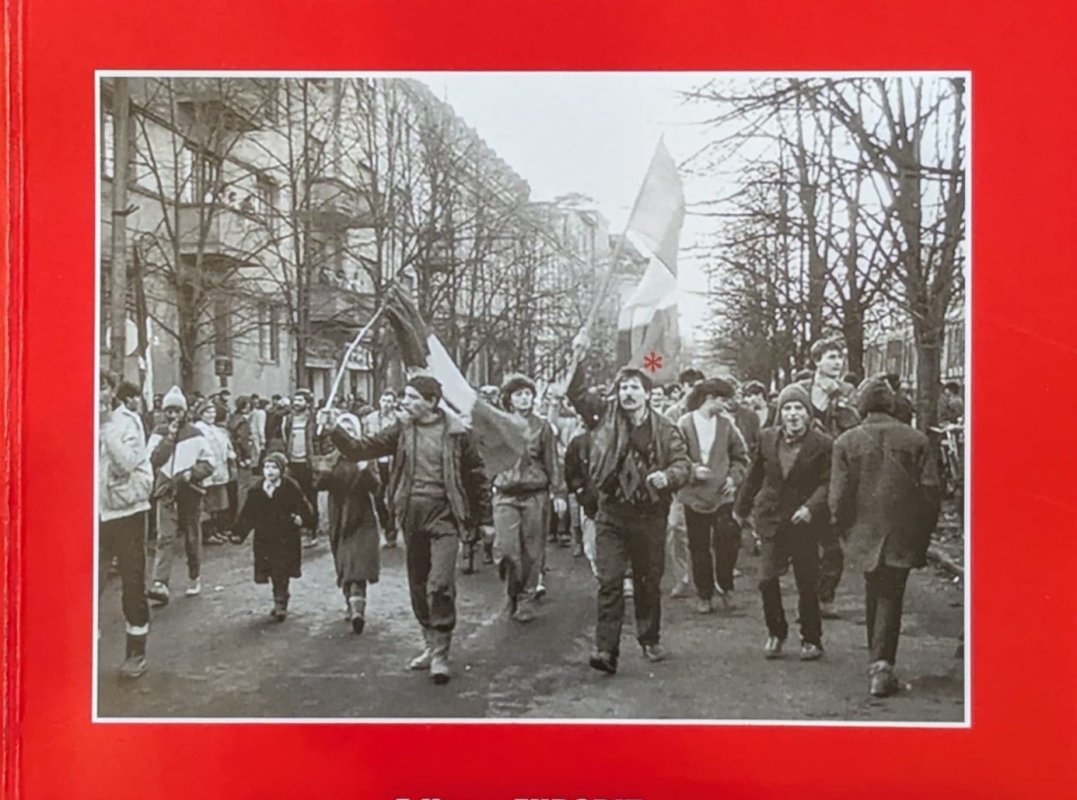 „Preoți ortodocși bănățeni cu Sfânta Cruce sub tricolor - Decembrie '89” 319362