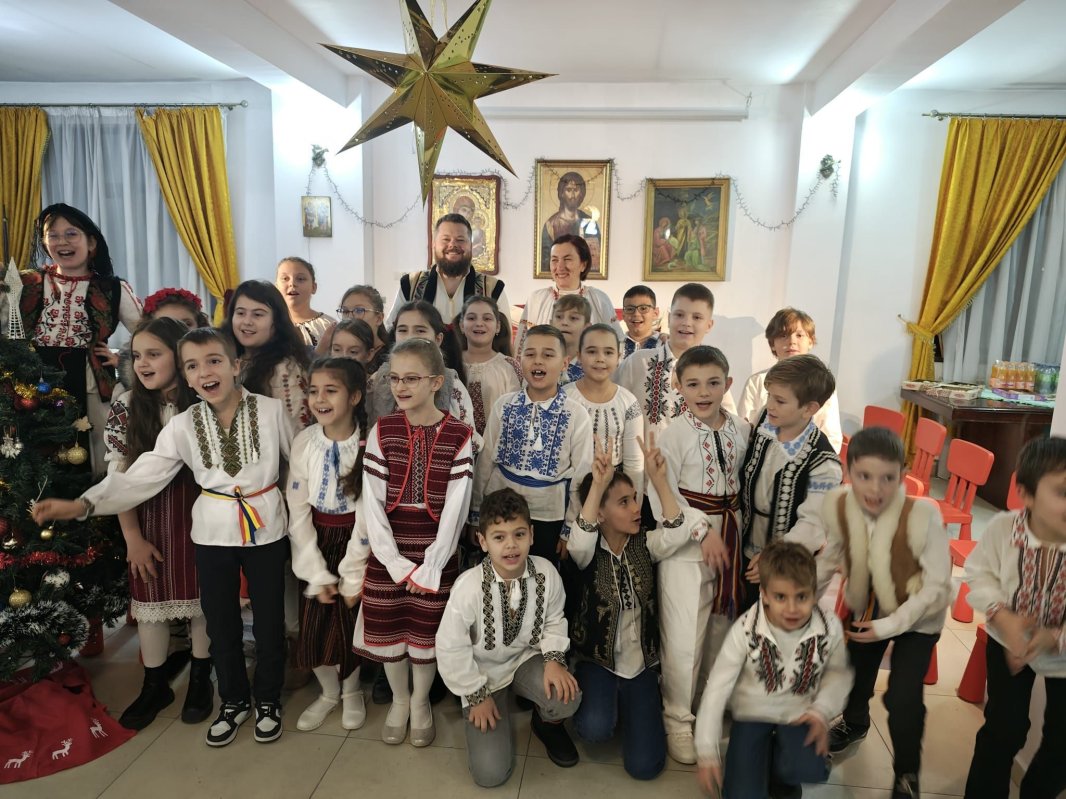 Serbări şcolare şi activităţi educative  în curtea bisericii 319339