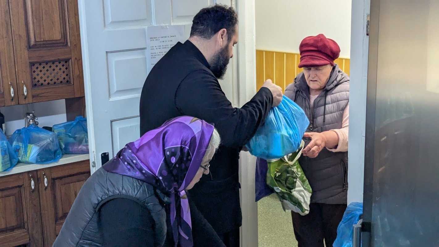 Daruri de sărbători pentru familii nevoiașe din Arhiepiscopia Timișoarei 319812