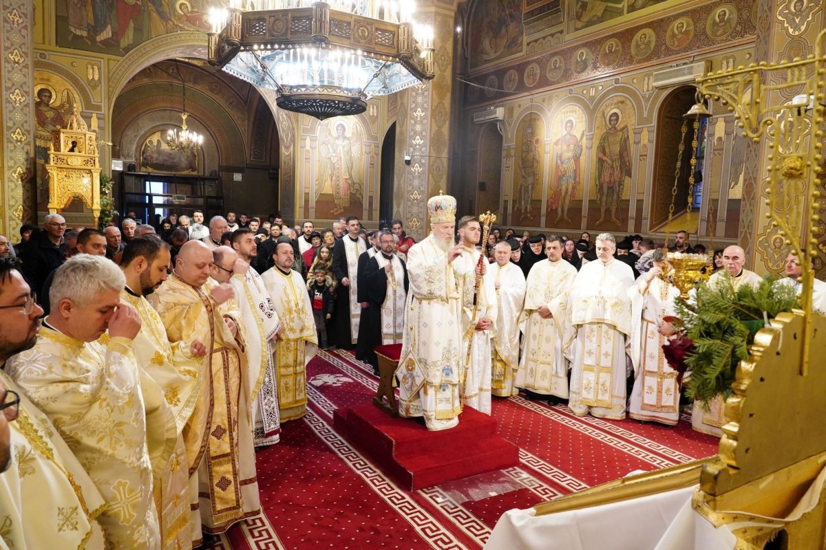 Aniversarea unui sfert de veac de arhipăstorire a Înaltpreasfințitului Părinte Nifon la Târgoviște 320009