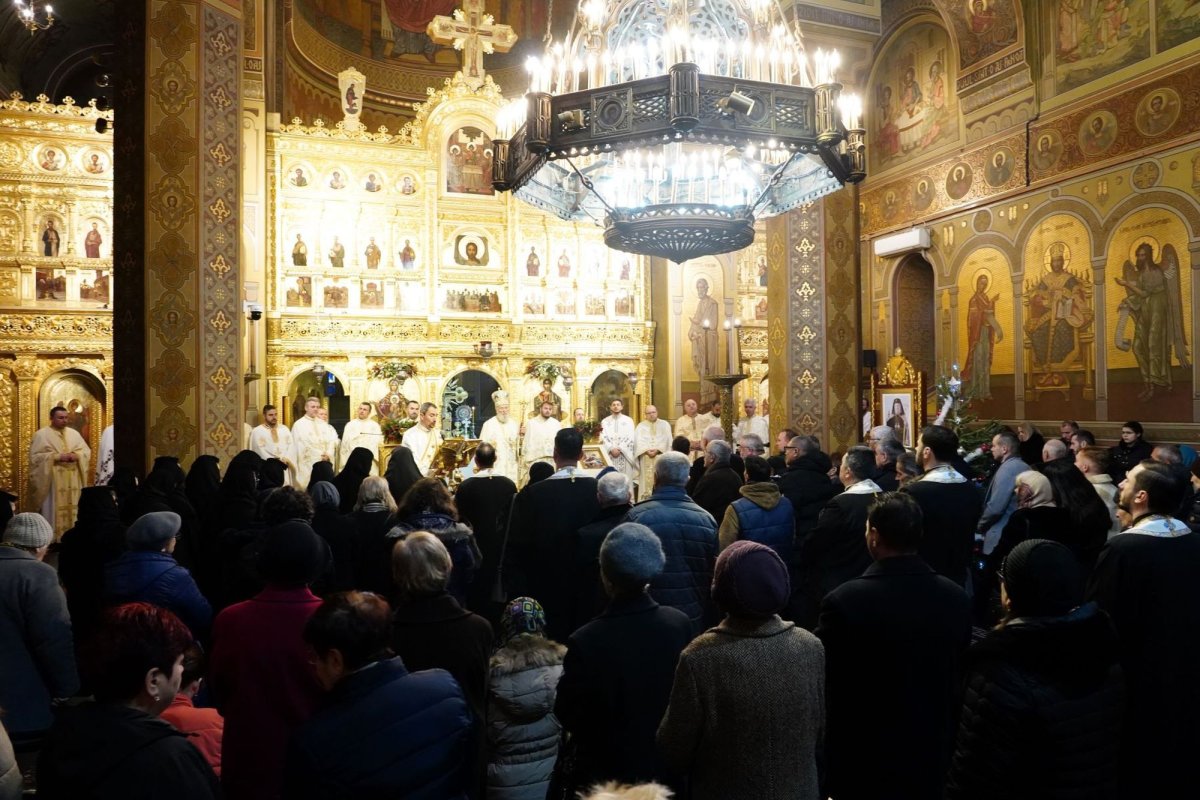 Aniversarea unui sfert de veac de arhipăstorire a Înaltpreasfințitului Părinte Nifon la Târgoviște 320010