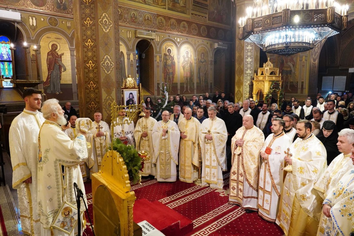 Aniversarea unui sfert de veac de arhipăstorire a Înaltpreasfințitului Părinte Nifon la Târgoviște 320011