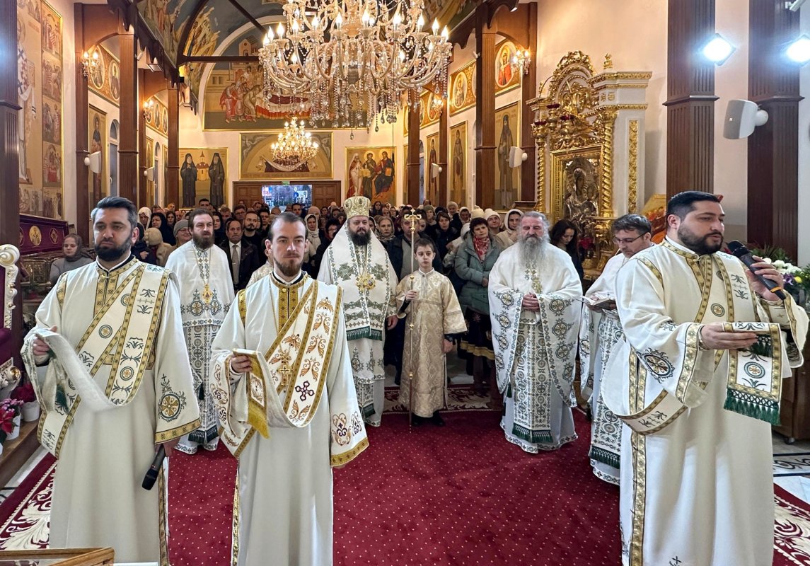 Preacinstire adusă Maicii Domnului la Paraclisul Catedralei Naționale 320007