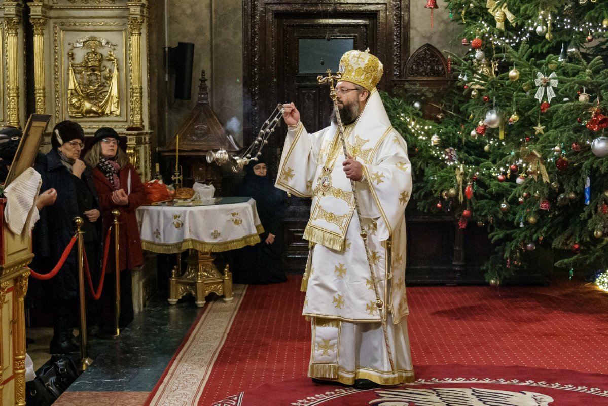 Slujire a Preasfințitului Părinte Paisie Sinaitul la Catedrala Mitropolitană din Iași 320083