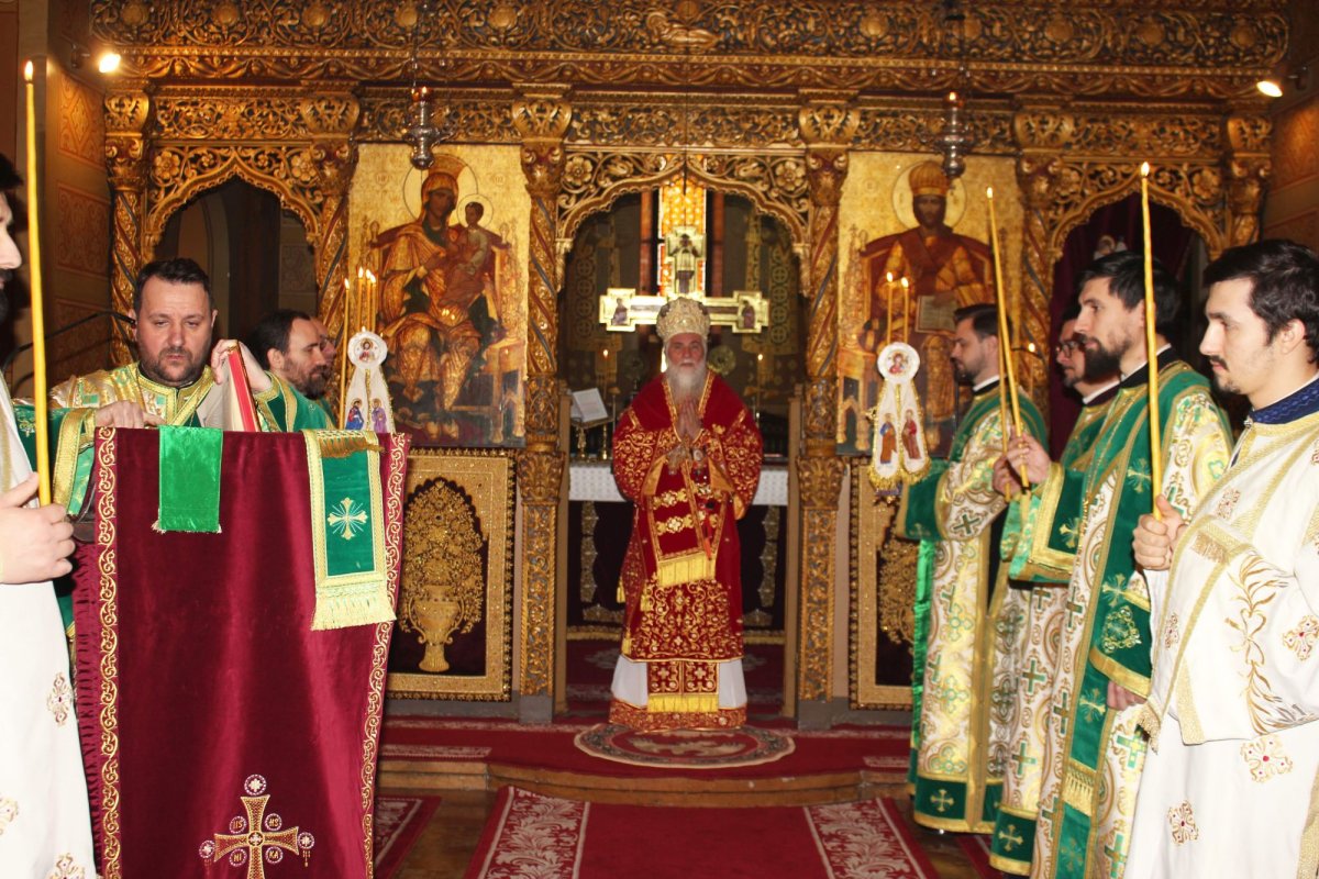 Liturghie arhierească la Catedrala Mitropolitană din Craiova la începutul anului civil 320340