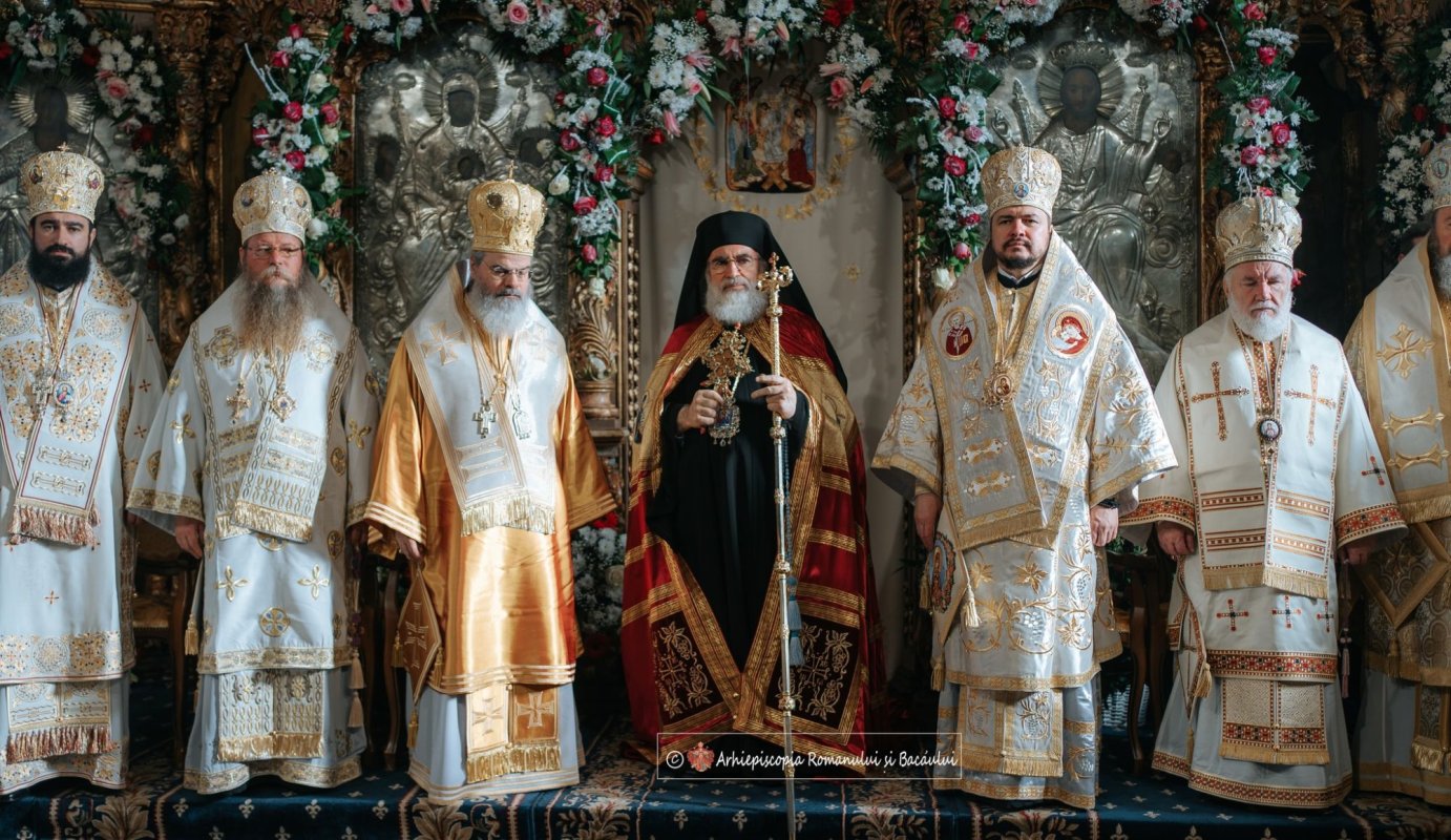 Unsprezece ierarhi în rugăciune la Roman, la ceas aniversar 320430
