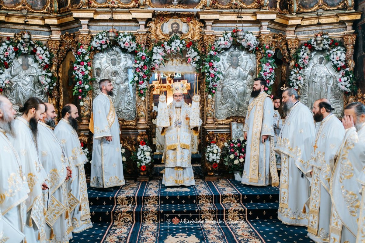 Unsprezece ierarhi în rugăciune la Roman, la ceas aniversar 320431