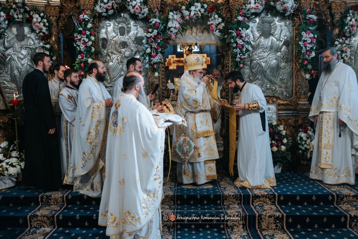 Unsprezece ierarhi în rugăciune la Roman, la ceas aniversar 320432