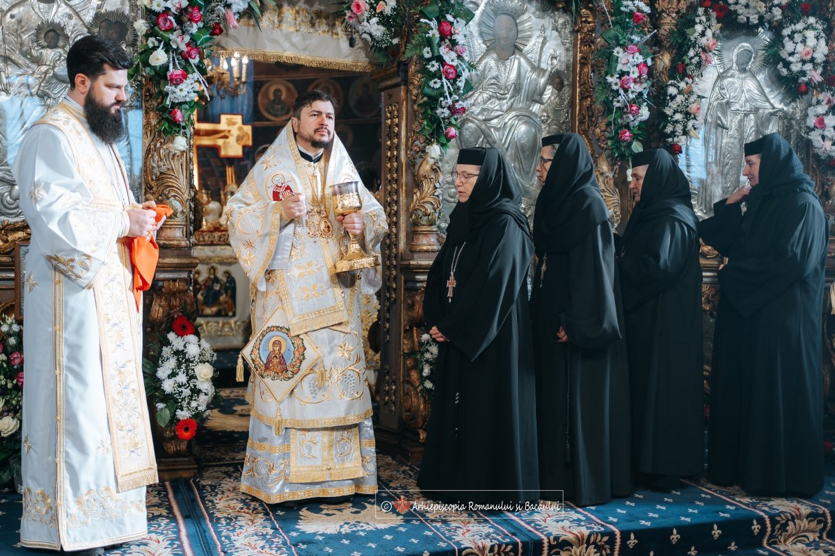 Unsprezece ierarhi în rugăciune la Roman, la ceas aniversar 320435