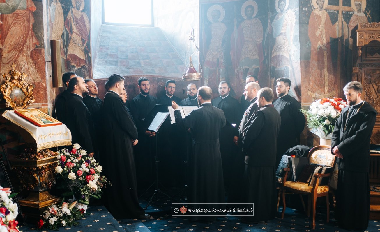 Unsprezece ierarhi în rugăciune la Roman, la ceas aniversar 320436