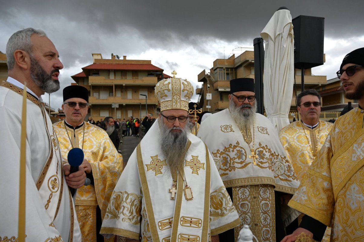 Sfințirea apei de Bobotează la malul Mării Tireniene 320756