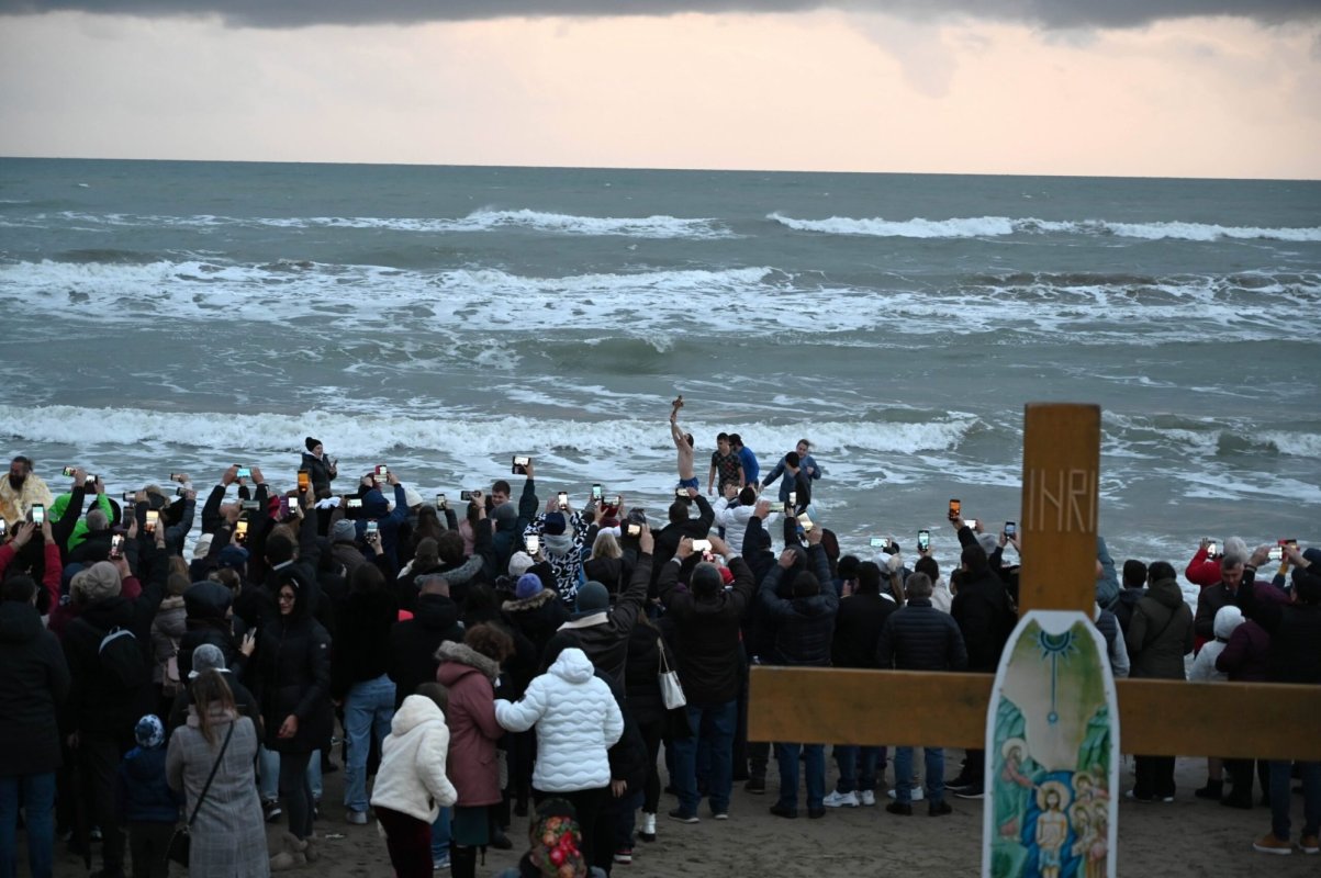 Sfințirea apei de Bobotează la malul Mării Tireniene 320757