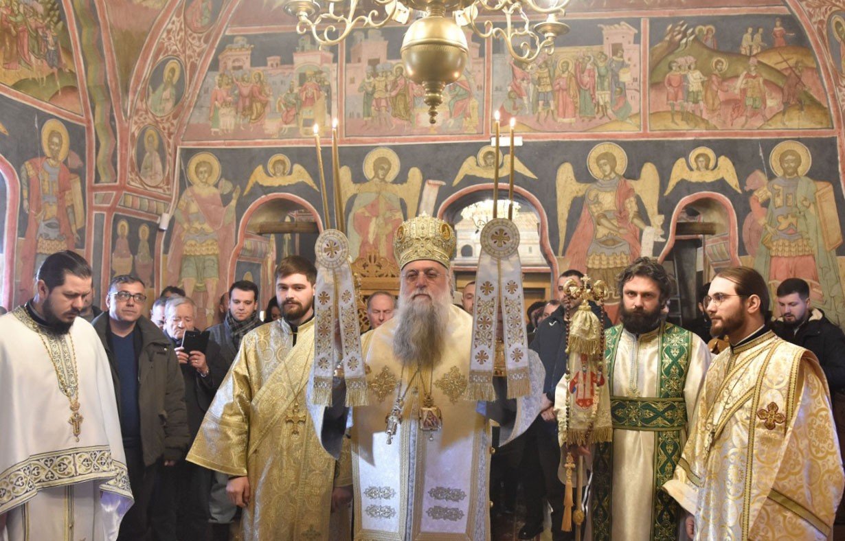 Moment de binecuvântare la o biserică din Drăgășani  321019