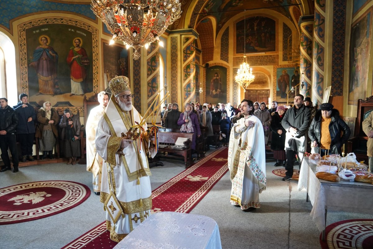 Rugăciune la o biserică înnoită din județul Argeș 321017