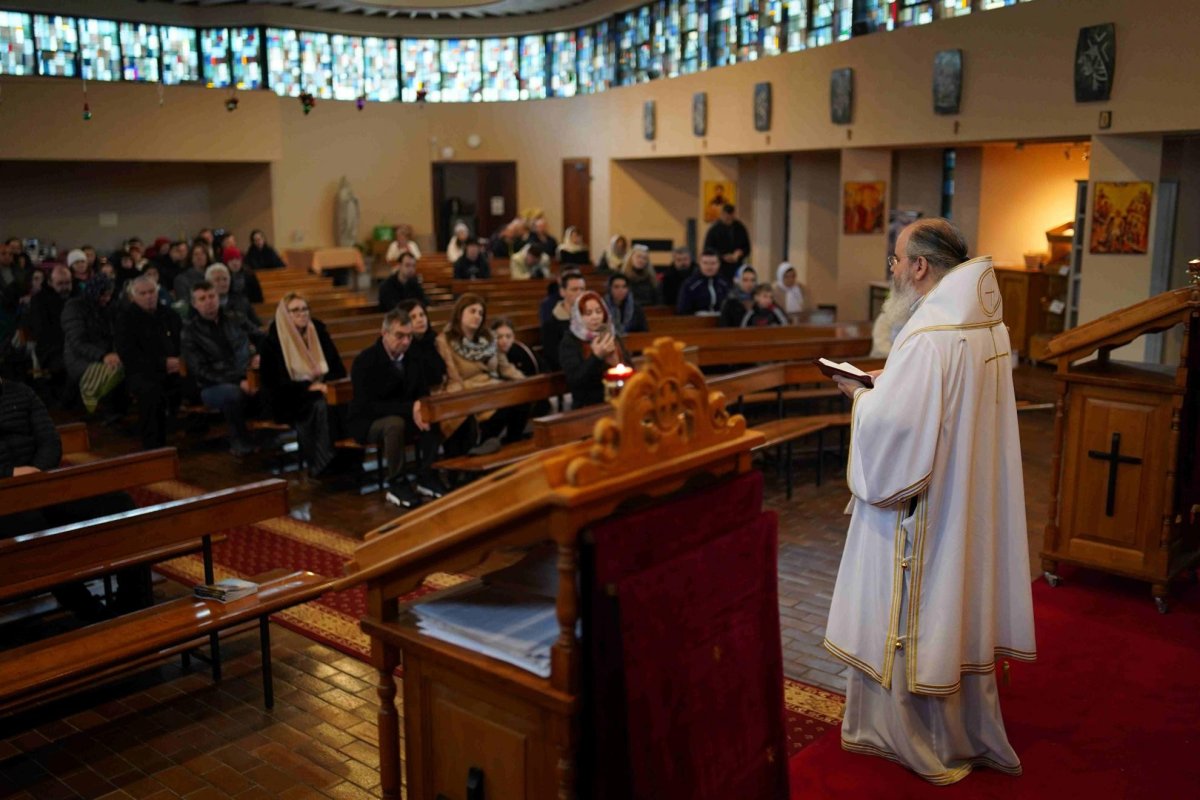 Ierarhul Hușilor a slujit în parohia românească din Galway, Irlanda 321076