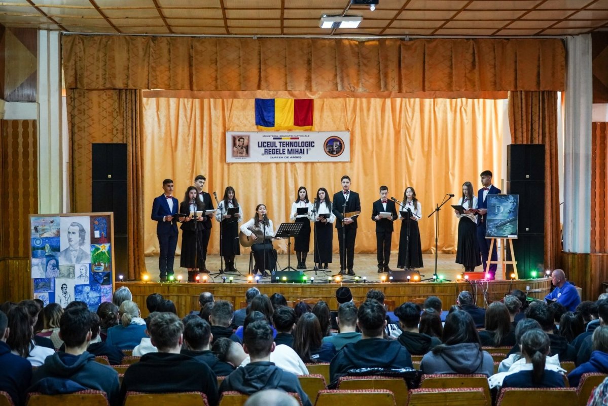 Versuri și cântece din opera eminesciană la Curtea de Argeș 321261