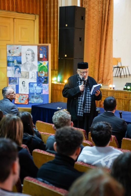 Versuri și cântece din opera eminesciană la Curtea de Argeș 321262