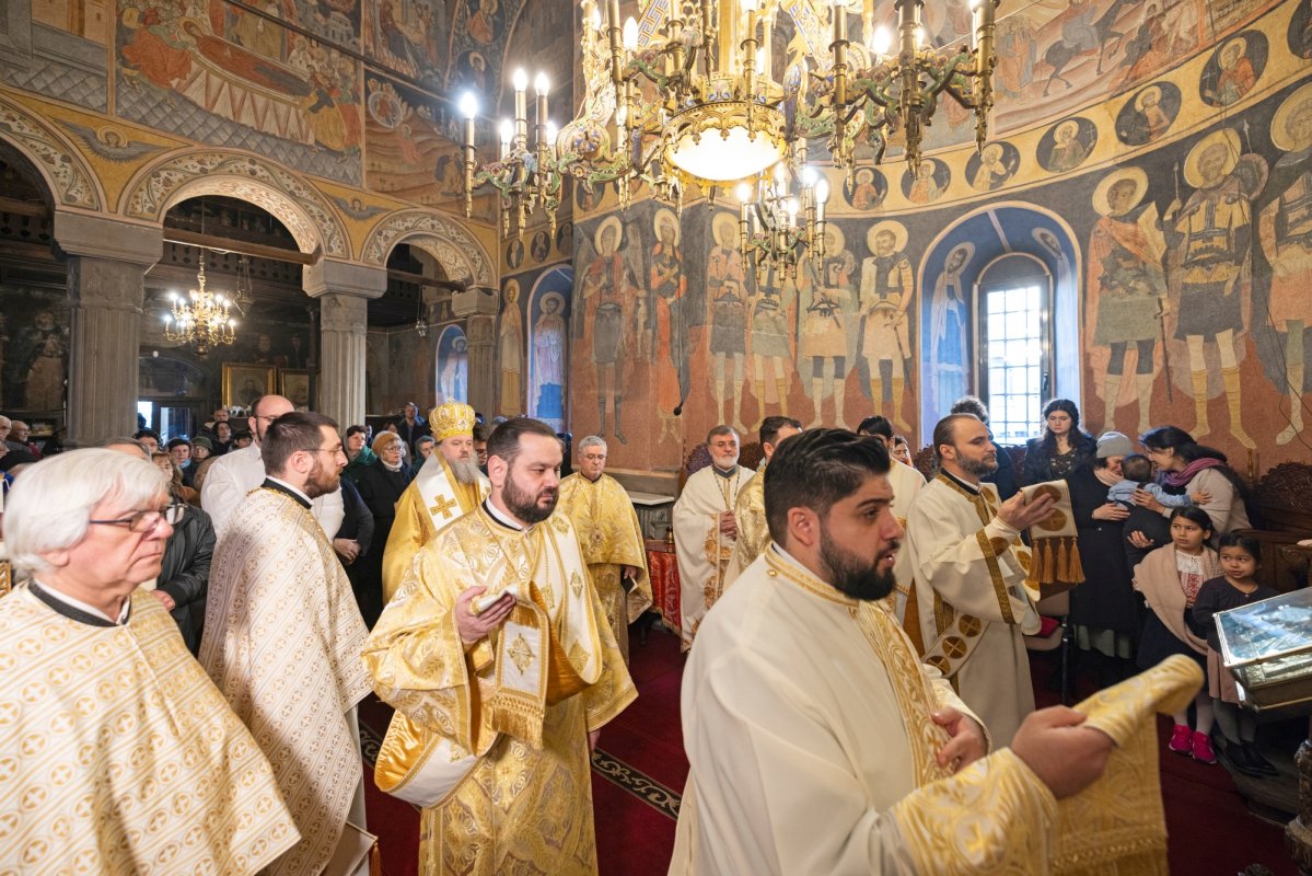 Slujire arhierească și hirotonie într-o biserică bucureșteană 321528