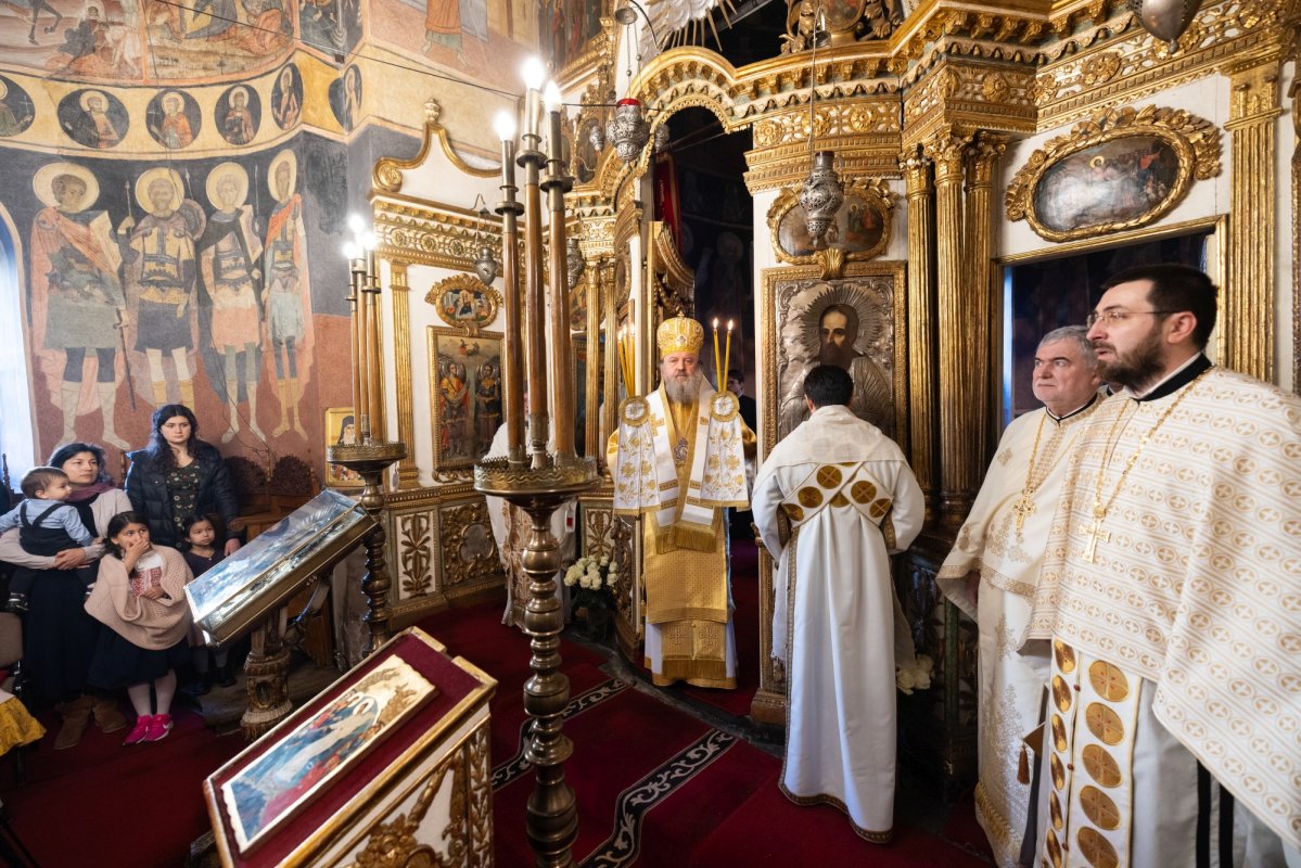 Slujire arhierească și hirotonie într-o biserică bucureșteană 321529