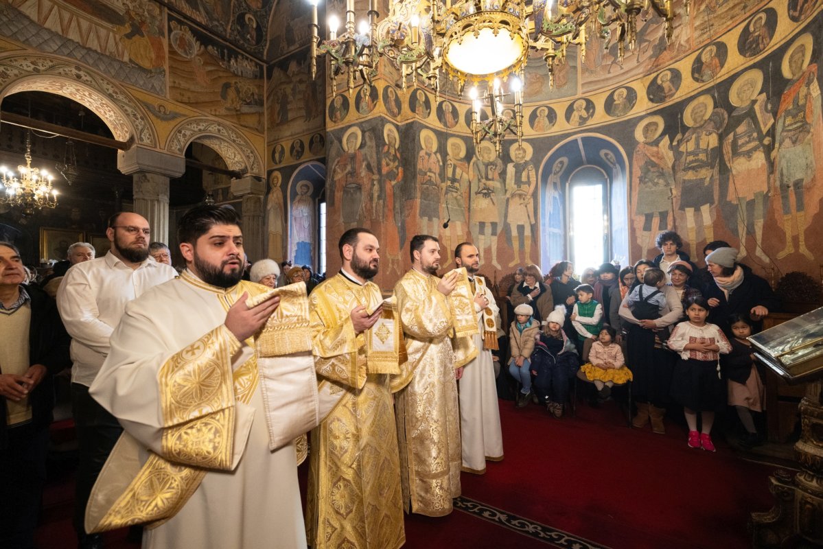 Slujire arhierească și hirotonie într-o biserică bucureșteană 321532