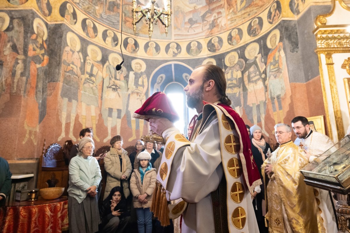 Slujire arhierească și hirotonie într-o biserică bucureșteană 321533