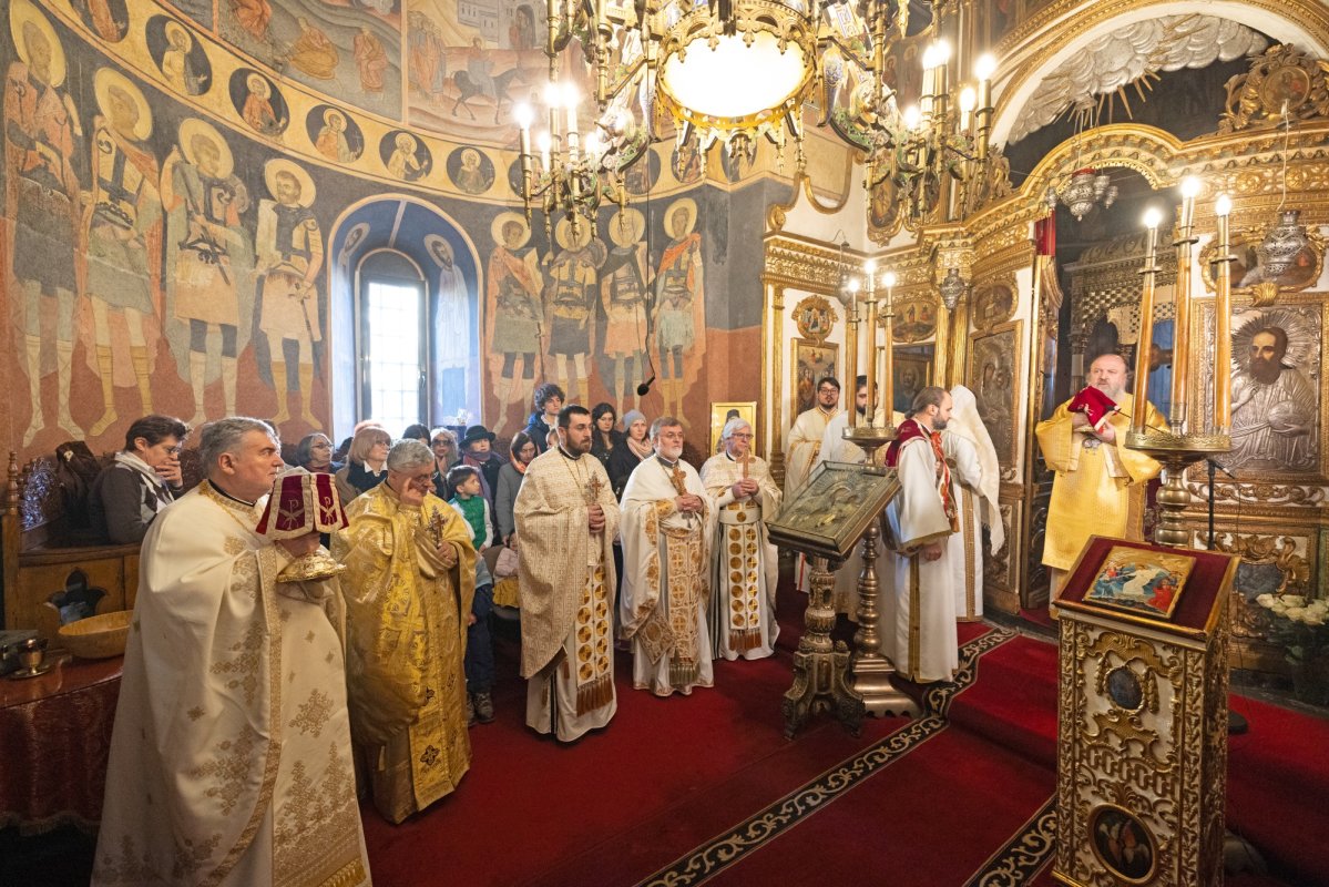 Slujire arhierească și hirotonie într-o biserică bucureșteană 321534