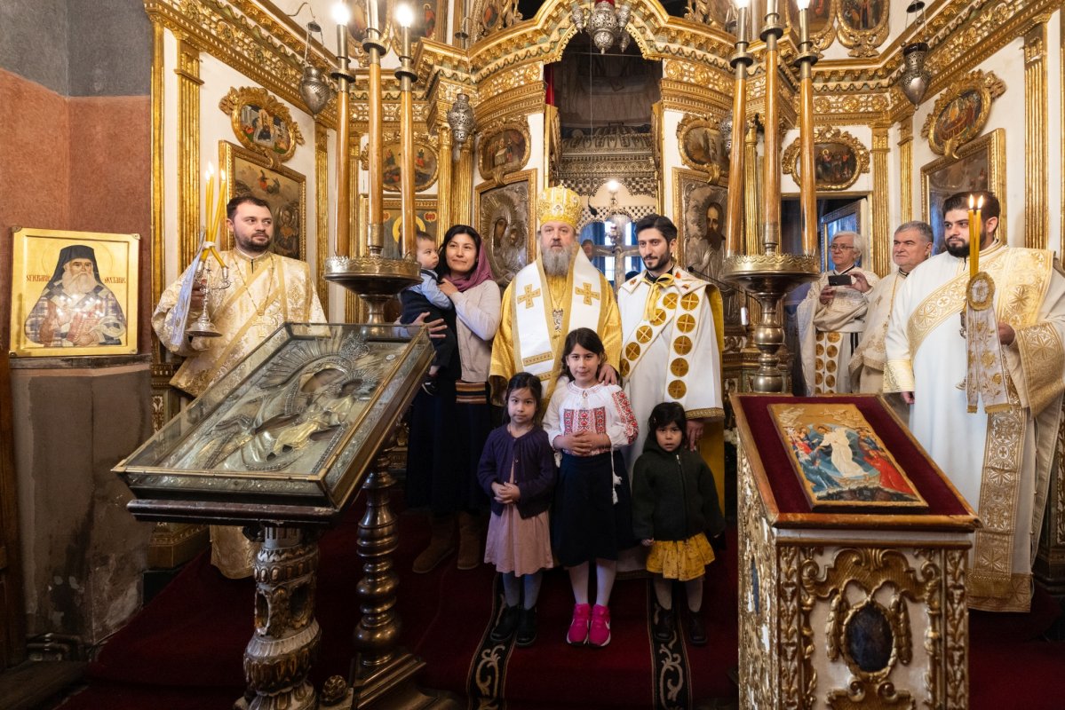 Slujire arhierească și hirotonie într-o biserică bucureșteană 321538