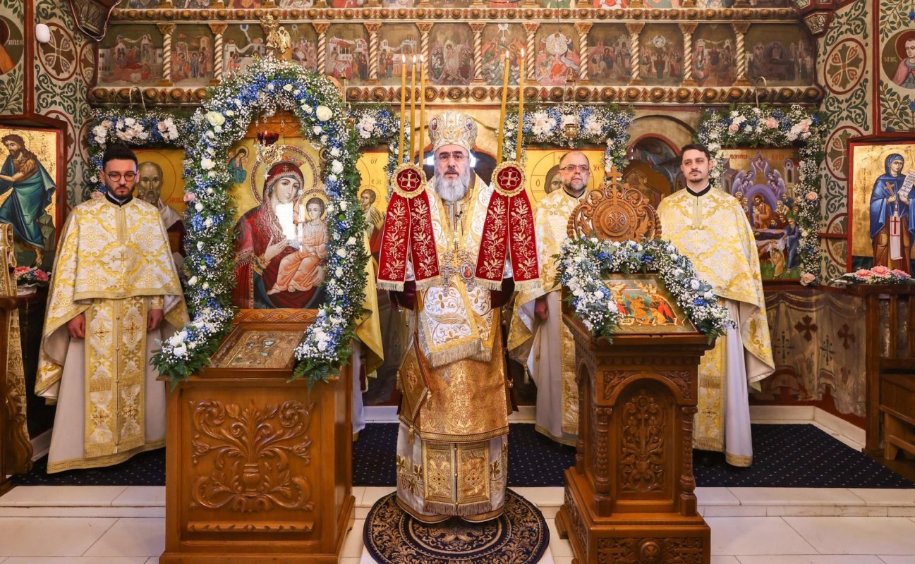 Credincioșii unei parohii vrâncene binecuvântați de ierarhul lor 321602