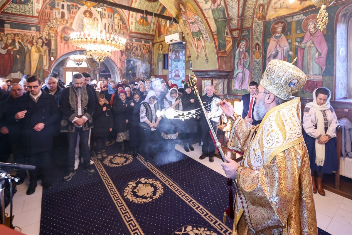 Credincioșii unei parohii vrâncene binecuvântați de ierarhul lor 321603