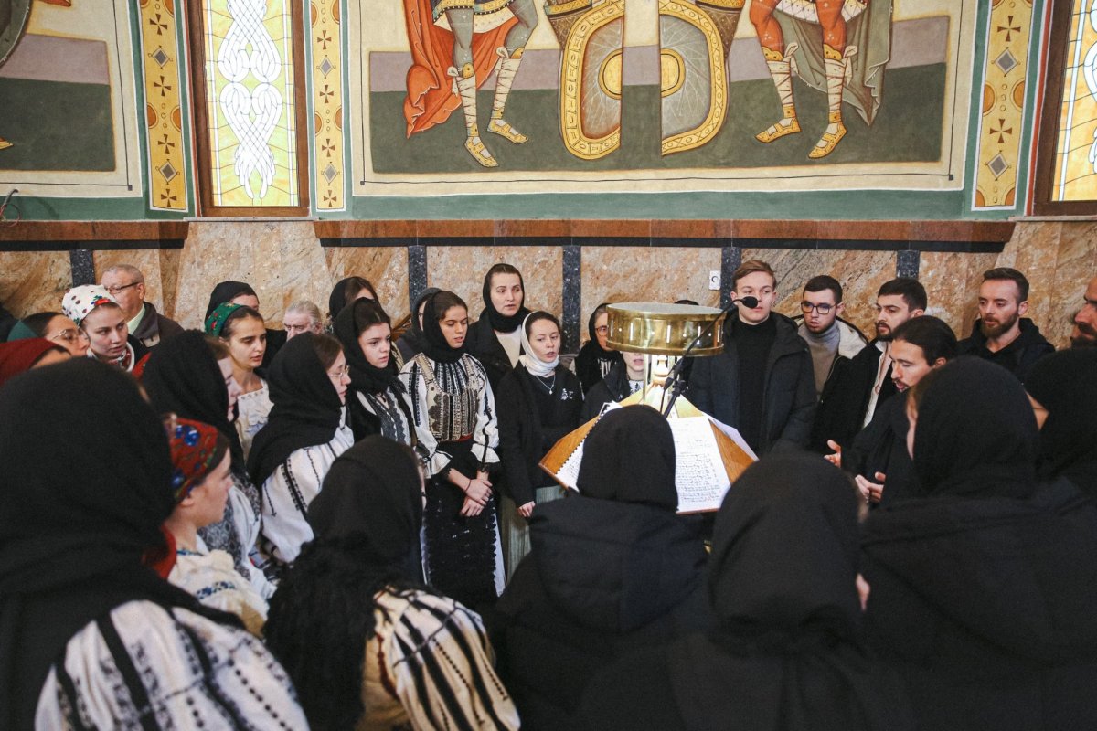 Slujire arhierească la Mănăstirea Nicula și comuniune duhovnicească cu tinerii 321655