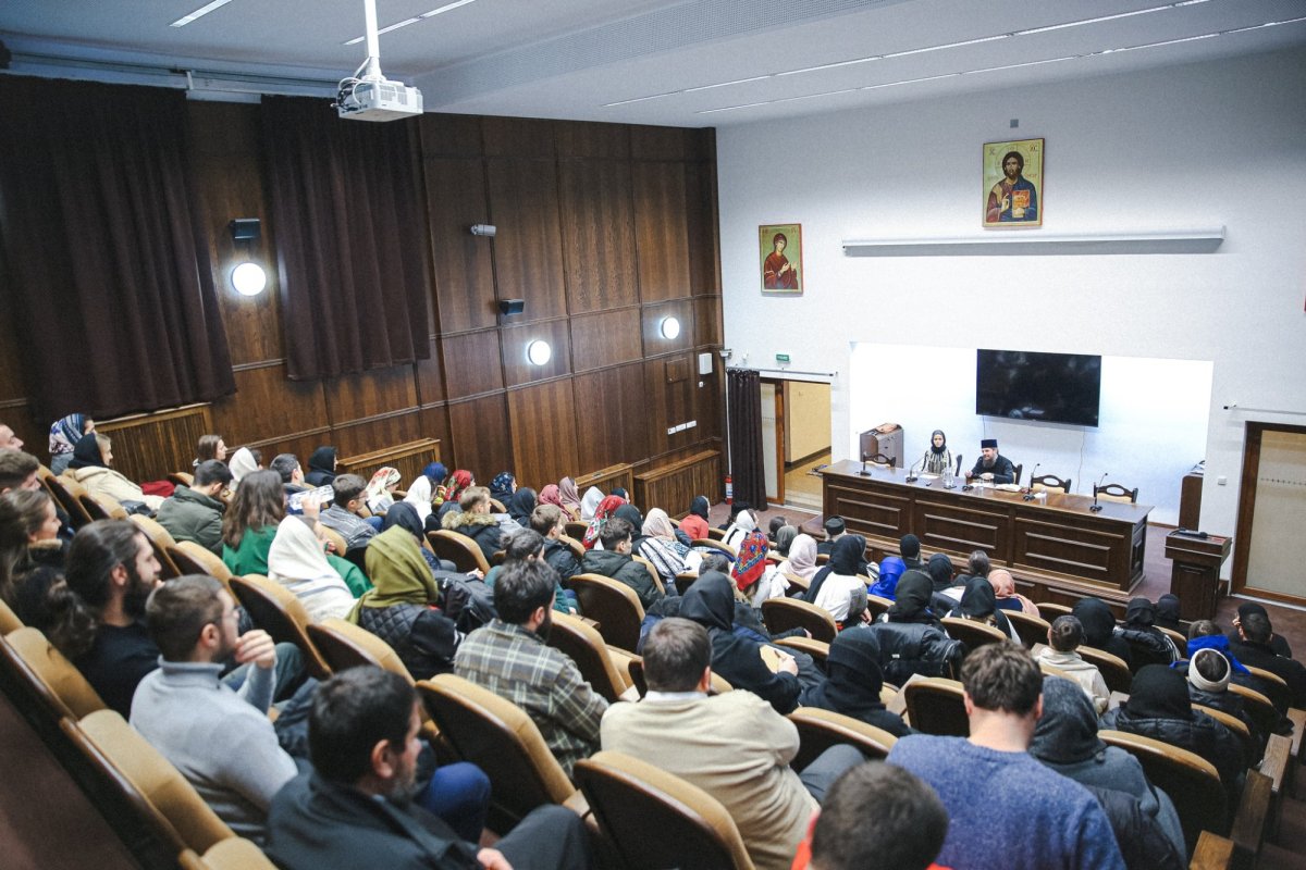 Slujire arhierească la Mănăstirea Nicula și comuniune duhovnicească cu tinerii 321658