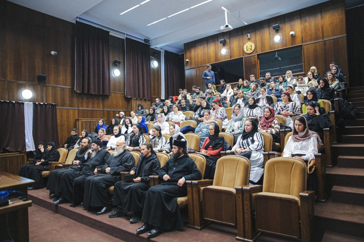 Slujire arhierească la Mănăstirea Nicula și comuniune duhovnicească cu tinerii 321659